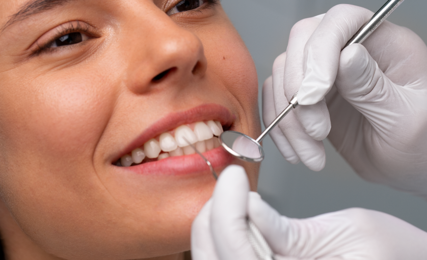 Parodontologie – Îngrijirea sănătății gingiilor și a osului dentar